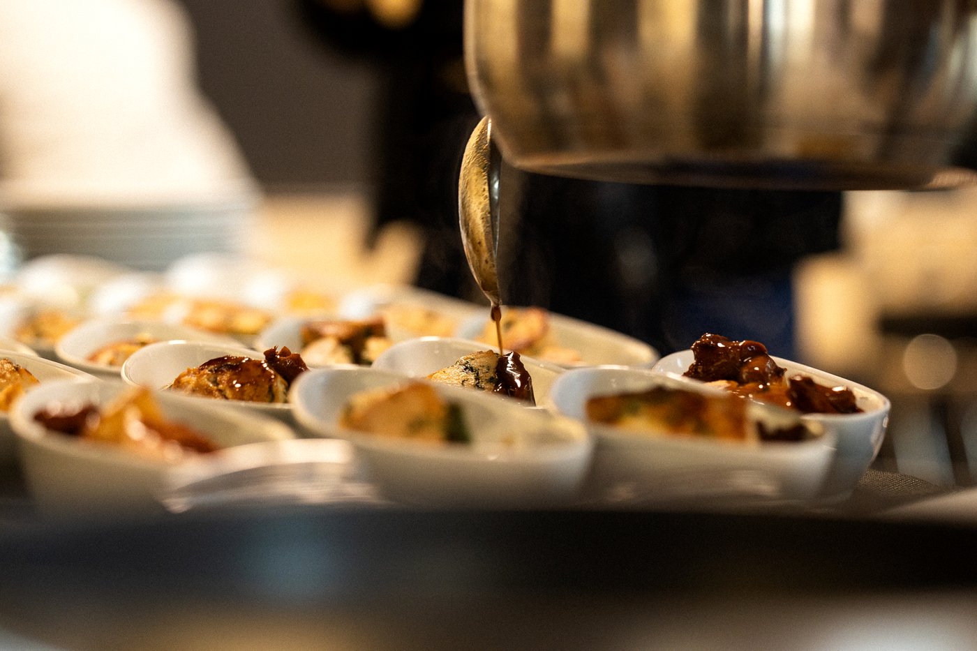 Service privé d'amuse-bouches en série, sauce versée à la cuillère
