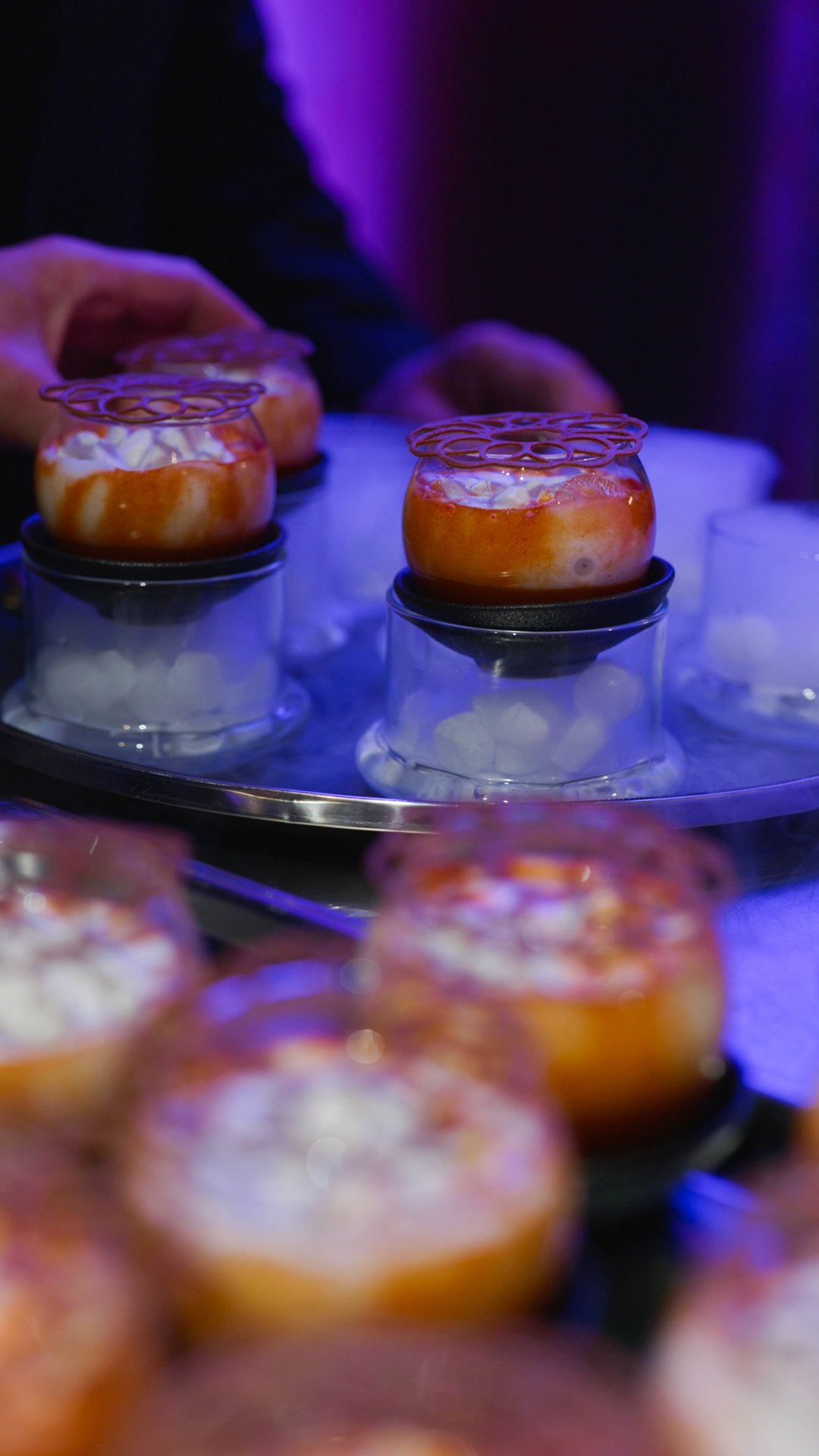 Dessert fusion servi en soirée corporate, lumière dramatique