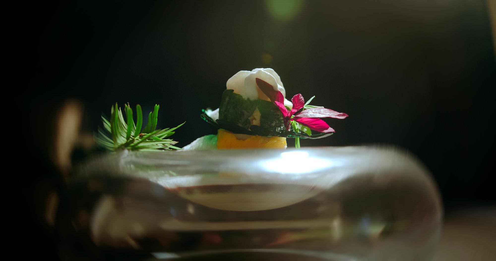 Ballotine de homard snackée — verre cristal et écume sur fond noir