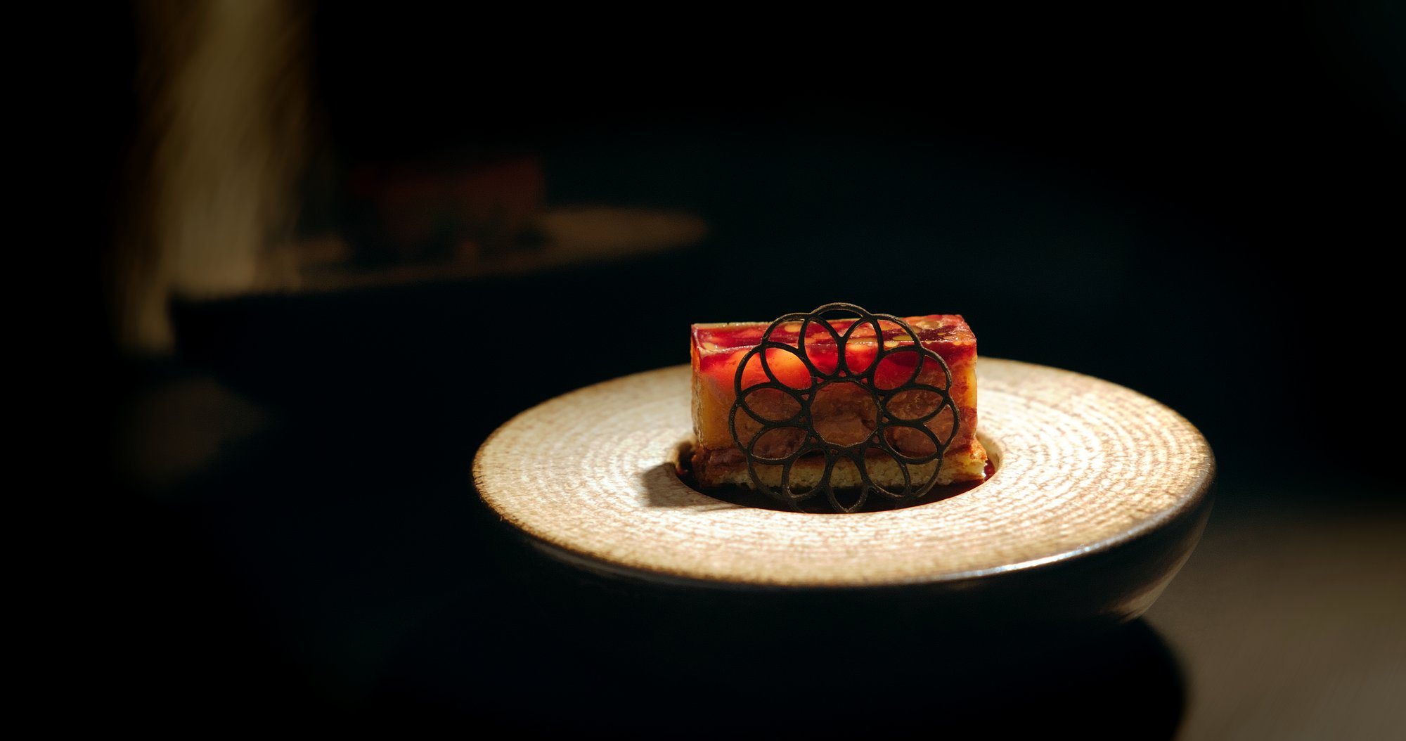 Finger de foie gras décoré d'une dentelle de chocolat