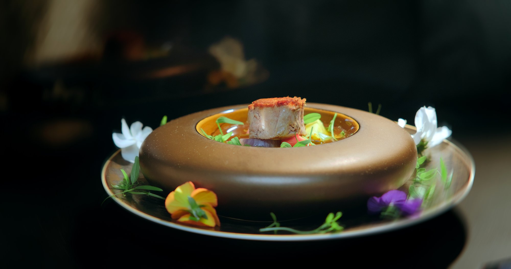 Pot-au-feu de jarret de veau et fleurs comestibles