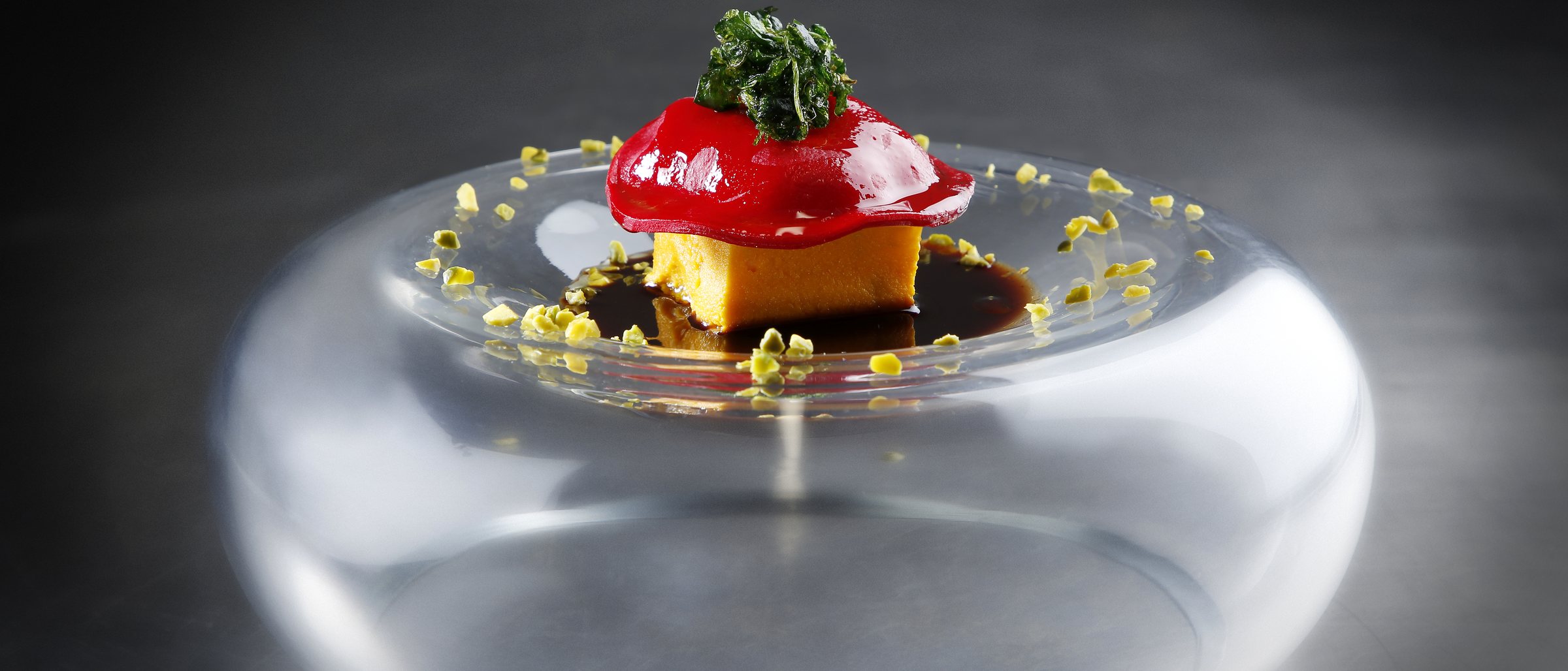 Amuse-bouche signature : ravioli de homard, millefeuille de potimarron pistaché, jus bisqué