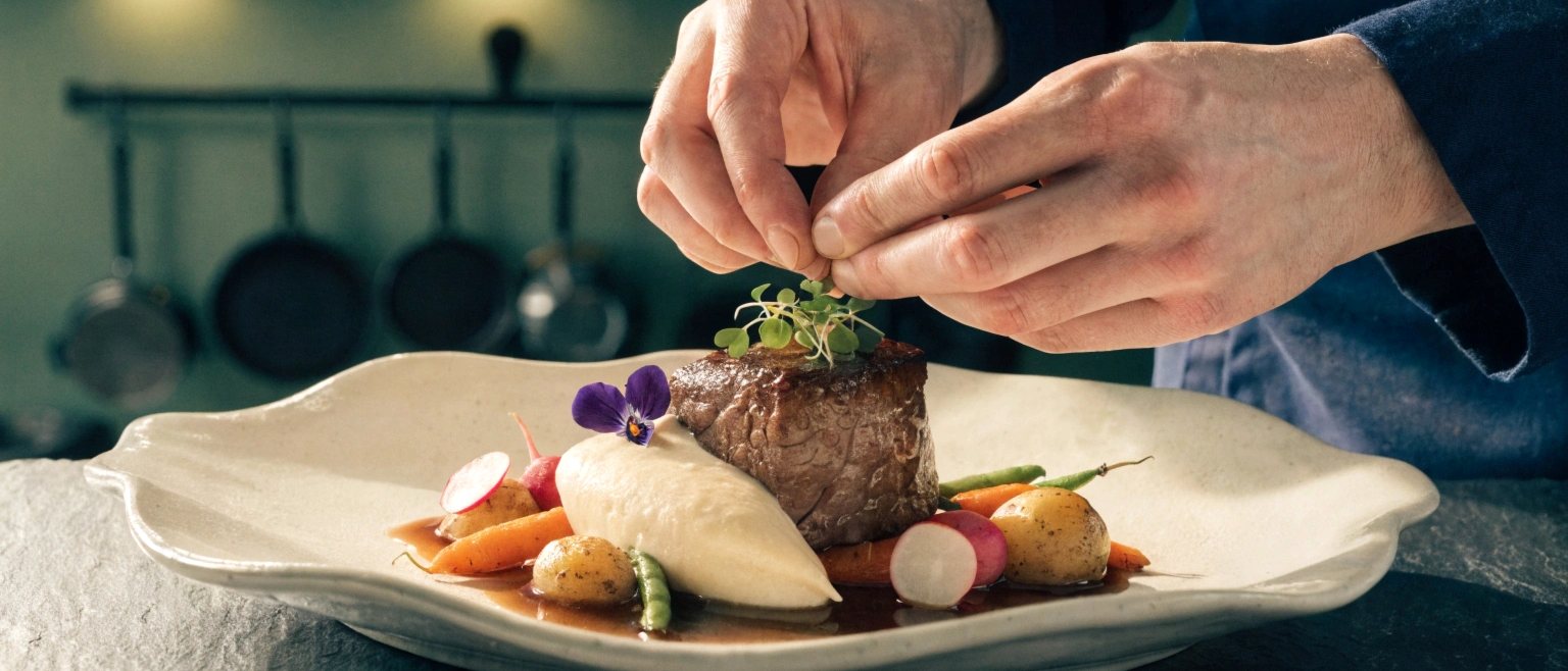 Mains de chef au dressage, geste précis